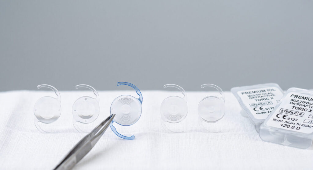 "Lentes intraoculares premium usadas na cirurgia de catarata"